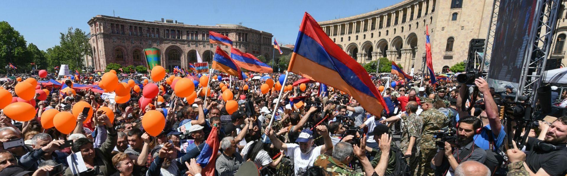 Население армении на сегодня. Бархатная революция в Армении 2018. Ереван население. День гражданина в Армении. Картинки день граждан в Армении картинки.